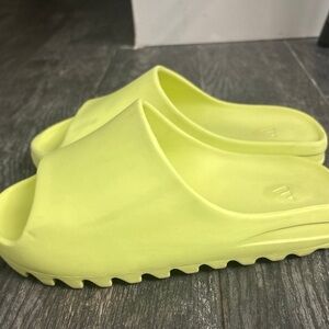 Yeezy Slide Glow Green size 10M